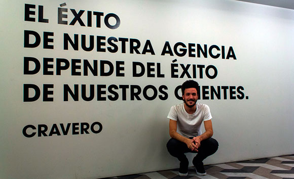 Javo junto al manifiesto de la agencia