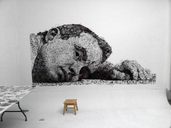 Obra de Phil Hansen, constituida por miles de lineas onduladas